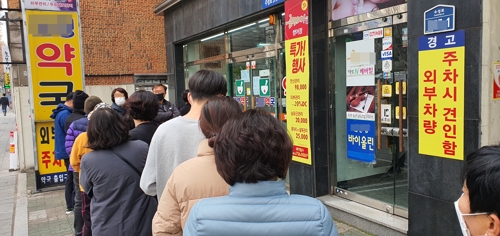 약국 동시판매로 분산 효과…"마스크 구하기 수월해졌다"