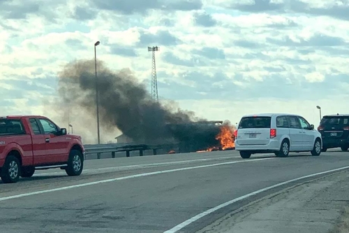 미국 일리노이 고속도로에 경비행기 추락, 3명 사망