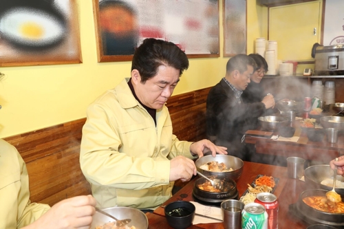 관악구청장, 코로나19 확진자 방문식당에서 직원들과 점심