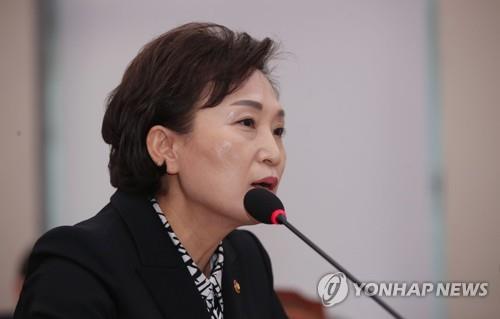 김현미 "개인택시 양도·양수 조건 완화책 곧 발표"