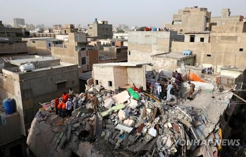 파키스탄 남부서 5층 건물 붕괴로 30여명 사상