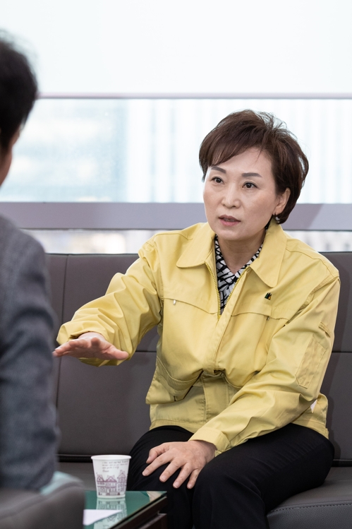 김현미 "타다금지법? 플랫폼운송업 제도화와 택시 상생 위한 법"