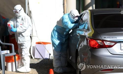 [팩트체크] '드라이브스루' 검체 채취, 안전성에 문제?