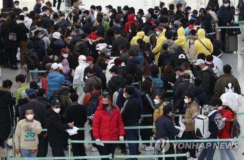 코로나19 사태에 공항 '텅텅'…한국 떠나는 불법체류자 긴 줄만