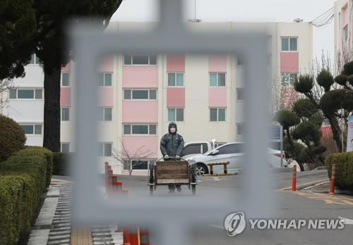 신천지 교인 집단 거주 아파트서 무더기 확진…뒤늦은 역학조사