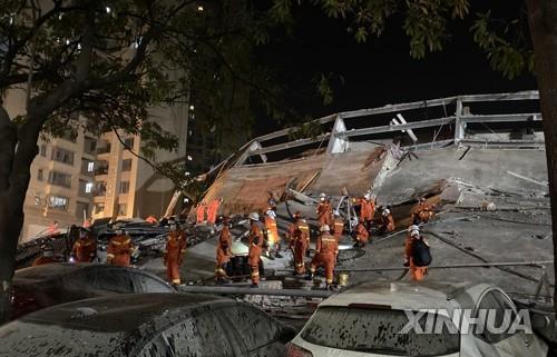 2초만에 무너진 중국 코로나19 격리시설…20여명 생사불명