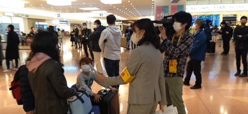 입국제한 앞둔 일본 공항 가보니…'가케코미' 입국만 북적