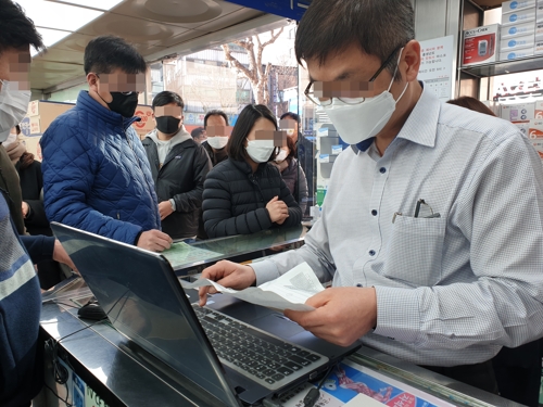 '마스크5부제' 첫 주말…평일에 못산 직장인 몰려 약국 북새통