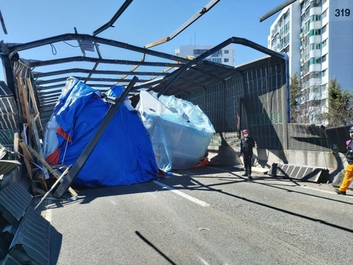 부산 동서고가로서 철 구조물 떨어져 방음벽 파손…외곽 통제