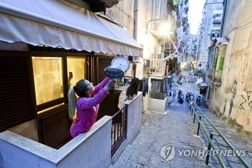 '코로나19 강타' 이탈리아, 노래와 박수로 서로 응원