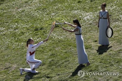 도쿄올림픽 성화 무관중 채화·인수식…일본 내 봉송 26일 시작