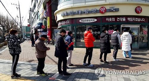 "오늘은 마스크 살까" 주말에도 구매 행렬…지역별 '희비'