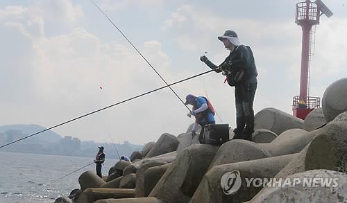 "집에만 있으니 갑갑해"…모처럼만에 나서는 조심스런 야외발길