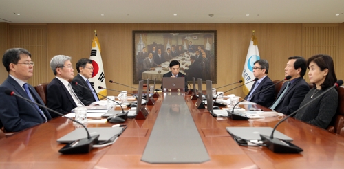 코로나발 위기…한은, 역대 세 번째 긴급 금통위