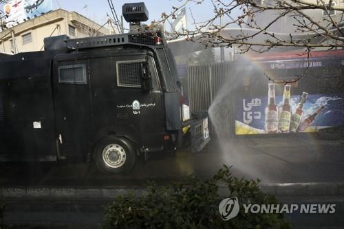 "제발 집에 계세요"…고압적이던 이란 경찰의 '애타는 호소'