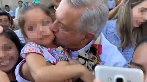 코로나19 위험 아랑곳 않고…악수·포옹 이어가는 멕시코 대통령
