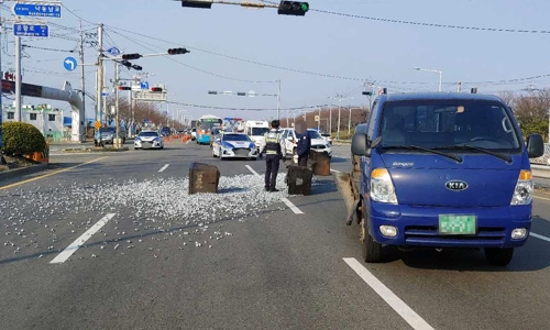 화물차에 실린 볼트가 도로에 '와르르'…차량정체·노면 손상
