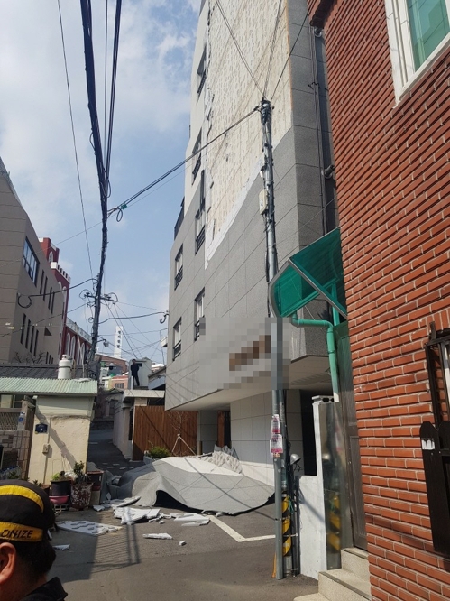 부산 초속 19.8m 강풍에 피해 속출…건물 보온재 와르르(종합)