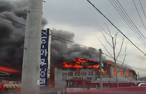 경북 안동 건축자재 창고 불…1억7천여만원 피해