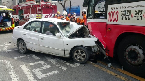 중앙선 넘은 승용차가 버스 충돌…80대 운전자 숨져
