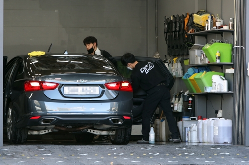'드라이브 스루' 확산에 차 소독업체 때아닌 '호황'