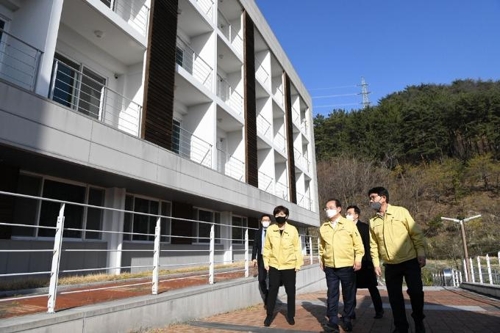 오거돈 부산시장, 코로나19 임시생활시설 방문