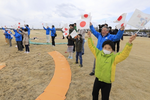 도쿄올림픽 성화 일본 안착…26일부터 121일간 봉송 릴레이