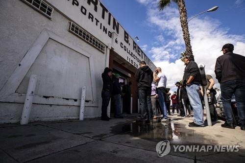 [특파원 시선] 전염병 사태 터졌는데 총 사재기하는 미국인들