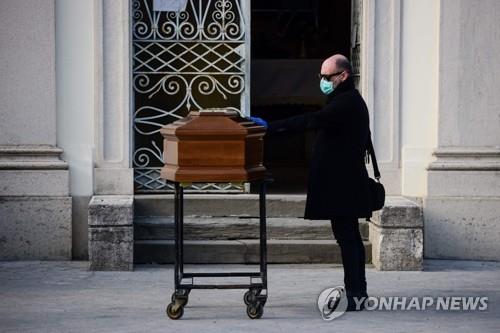 잡히지 않는 코로나 불길…이동제한 강화·부양책 짜내는 유럽