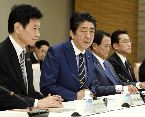 아베 일본 총리 "기업이 고용 유지하면 정부가 확실히 지원"