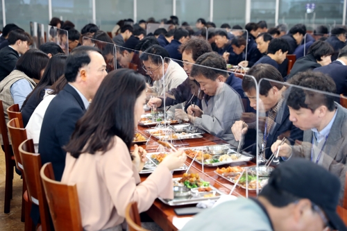 광주시, 구내식당에 코로나 방지용 투명 가림막 설치