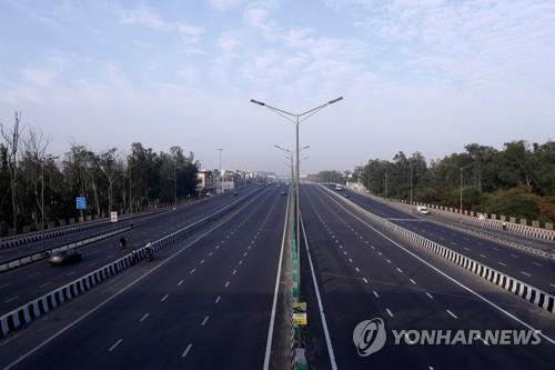 인도, '봉쇄령' 사실상 전국으로 확대…국내선 운항도 중단