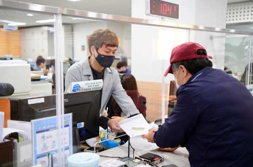 투명 가림막 등…코로나19에 일상 속 비대면 접촉 확산