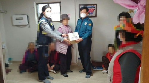 '금스크'라지만 더 필요한 곳에…이어지는 마스크 기부