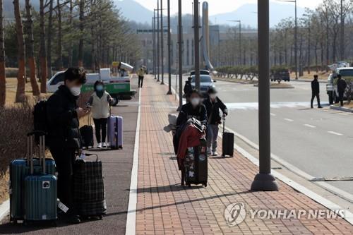 "자가격리 대상 유럽발 입국자들 몰려다니고 술 마셔 불안해요"