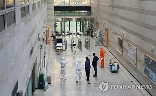 코로나19 확진자와 식사한 국방부 간부 '음성'…한때 긴장(종합2보)