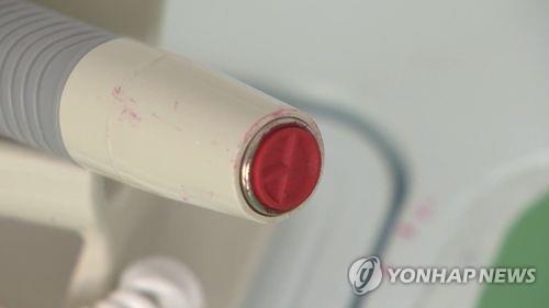 비닐장갑 끼고 2ｍ 간격 대기…"신협 선거로 총선 예행연습"