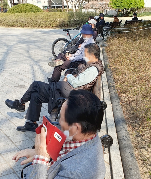 한달여간 '집콕'에 지친 대구 시민들 봄기운에 '기지개'