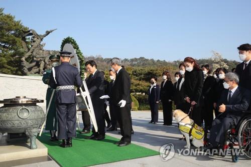 미래한국, 대전 현충원서 천안함 폭침 10주기 추모
