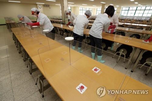 '식탁 한쪽만 앉기·지정좌석제'…충북 학교들 개학후 급식 '고민'