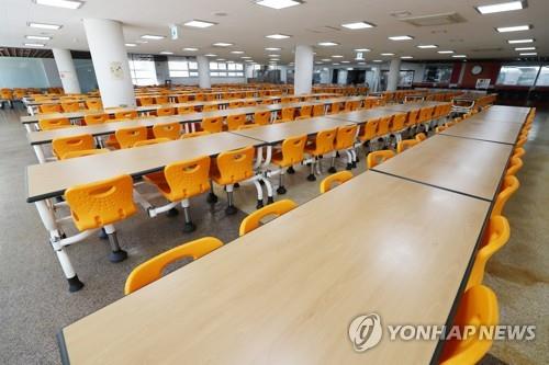 '식탁 한쪽만 앉기·지정좌석제'…충북 학교들 개학후 급식 '고민'