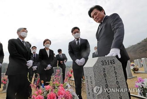 천안함 묘역찾은 미래한국 "정권이 천안함 외면…총선압승 사명"