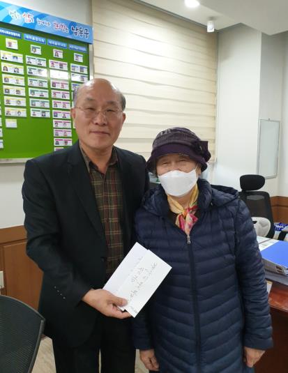 90세 노인 손수세미 팔아 모은 20만원 기부…선행 잇따라