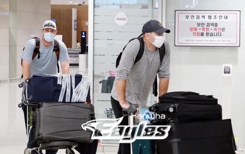 프로야구 한화 외국인 선수 3명 입국…검진받고 '격리 중'