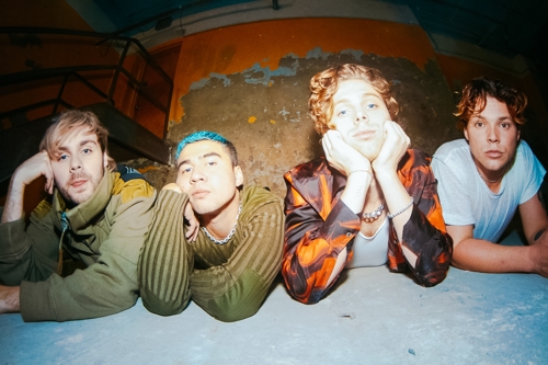 5SOS "신보는 멤버들 일생 품어…빌보드 정상 노려볼만"