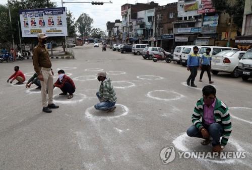 인도 '국가봉쇄령' 사흘째…곳곳에서 혼란·경찰 폭행