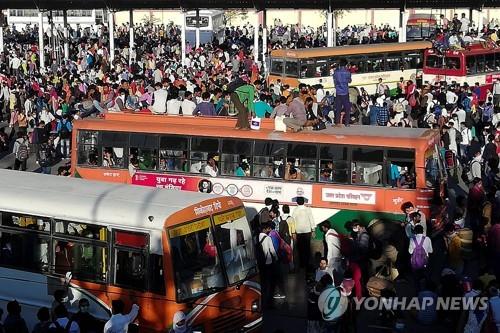 인도 뉴델리서 수십만명 탈출 '아수라장'…봉쇄령에도 확진자↑(종합)