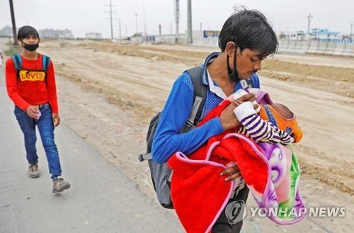 인도 뉴델리서 수십만명 탈출 '아수라장'…봉쇄령에도 확진자↑(종합)