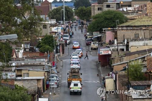 남아공 봉쇄령 나흘째…군경 과잉단속 논란 불거져