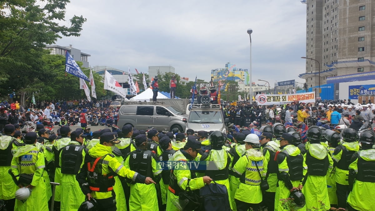 현대중공업 노조가 지난해 5월 회사 물적분할을 놓고 울산에서 집회를 벌이고 있다